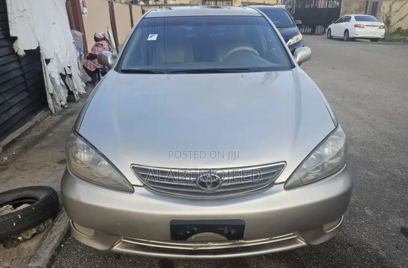 Toyota Camry XLE V6 4dr Sedan (3.0L 6cyl 5A) 2005 Silver