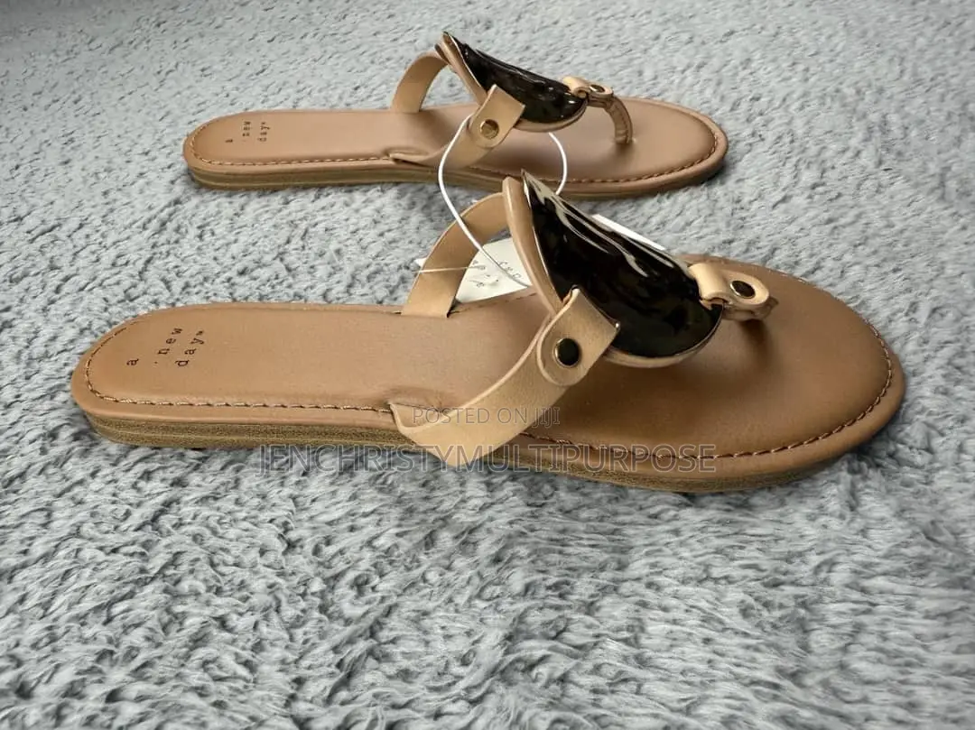 Women's Brown Flat Thong Sandals With Decorative Buckle