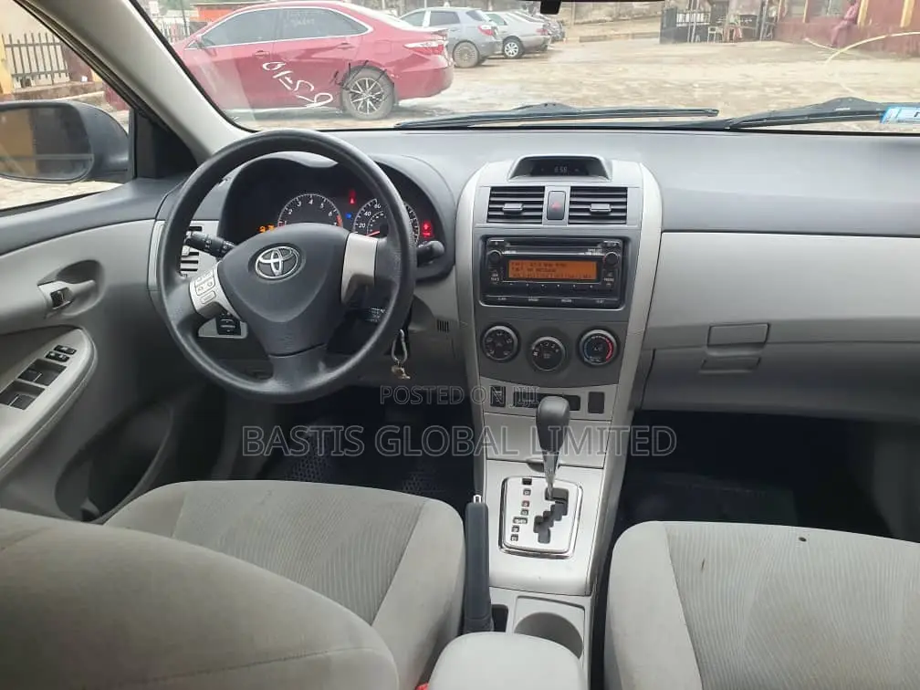 Toyota Corolla LE 4dr Sedan (1.8L 4cyl 4A) 2012 Gray