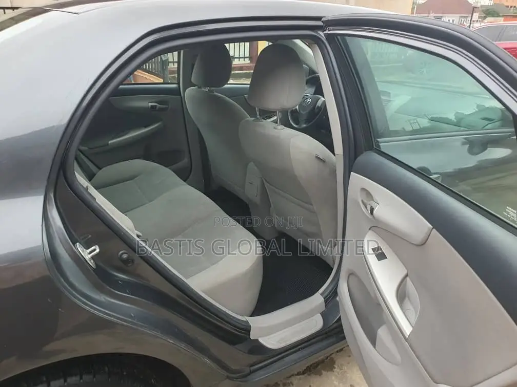 Toyota Corolla LE 4dr Sedan (1.8L 4cyl 4A) 2012 Gray