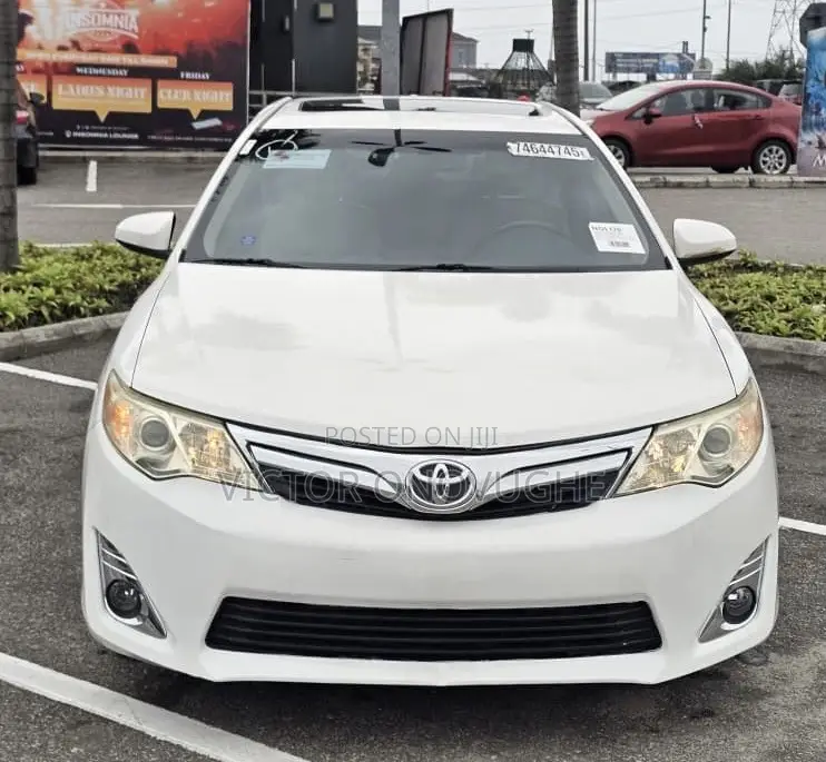 Toyota Camry XLE 4dr Sedan (2.5L 4cyl 6A) 2013 White