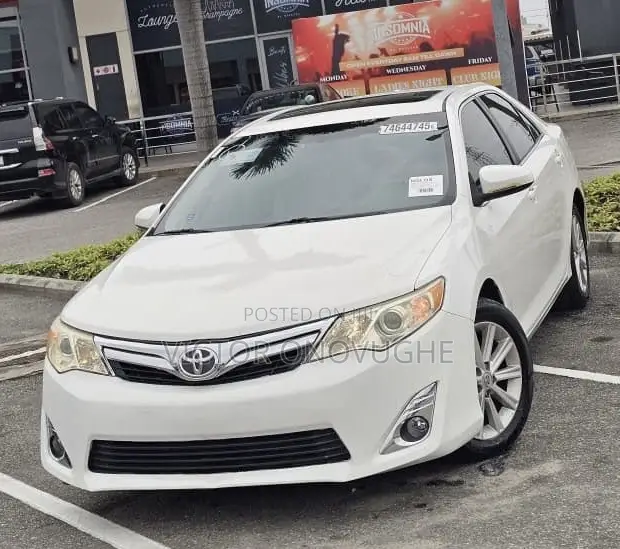Toyota Camry XLE 4dr Sedan (2.5L 4cyl 6A) 2013 White