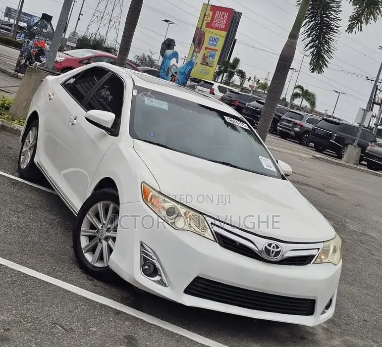 Toyota Camry XLE 4dr Sedan (2.5L 4cyl 6A) 2013 White