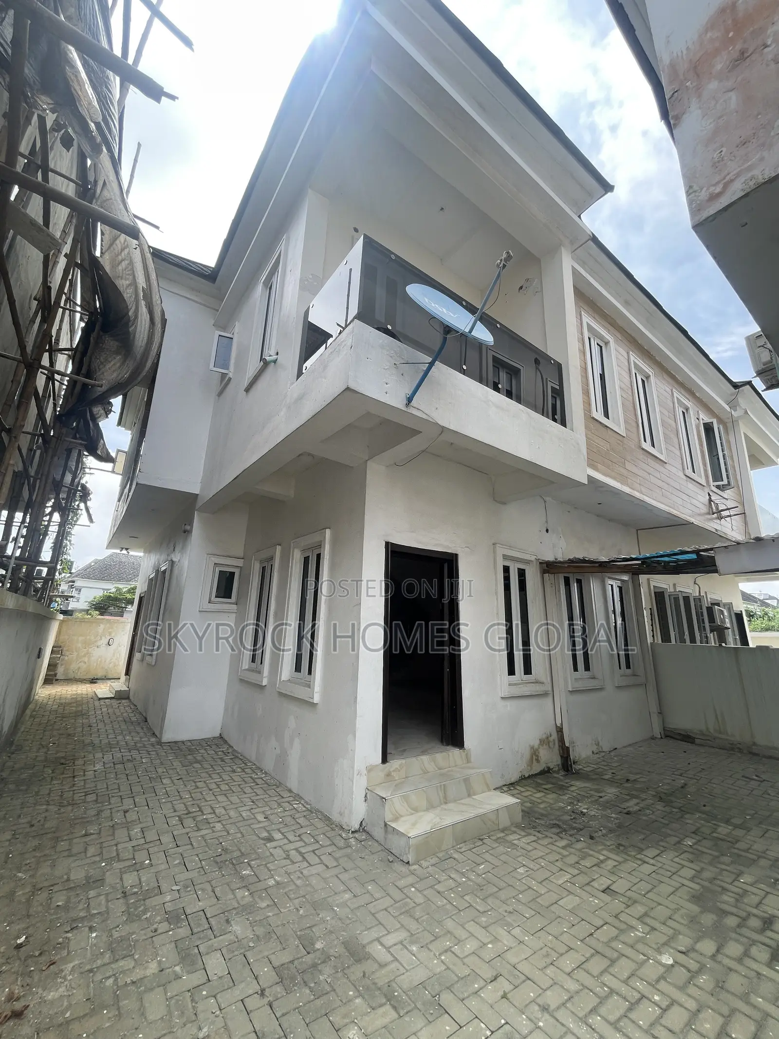 4bdrm Duplex in Chevron for rent