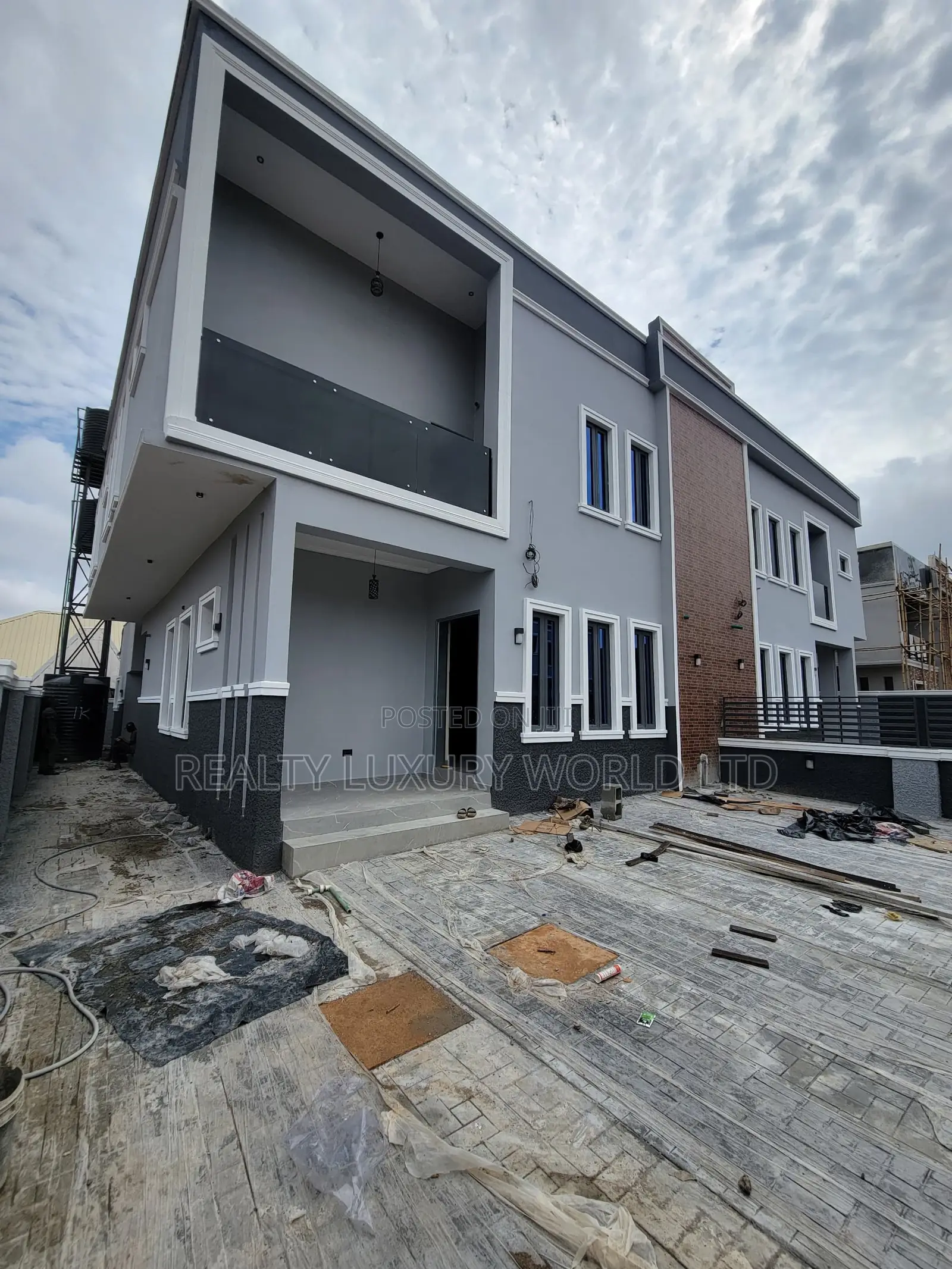 5bdrm Block of Flats in Sabon Lugbe for rent