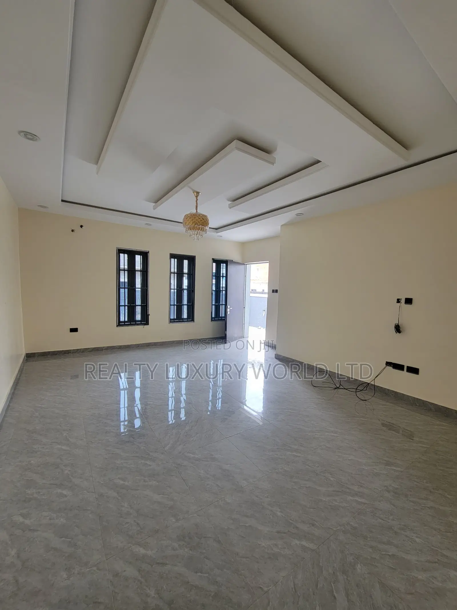 5bdrm Block of Flats in Sabon Lugbe for rent