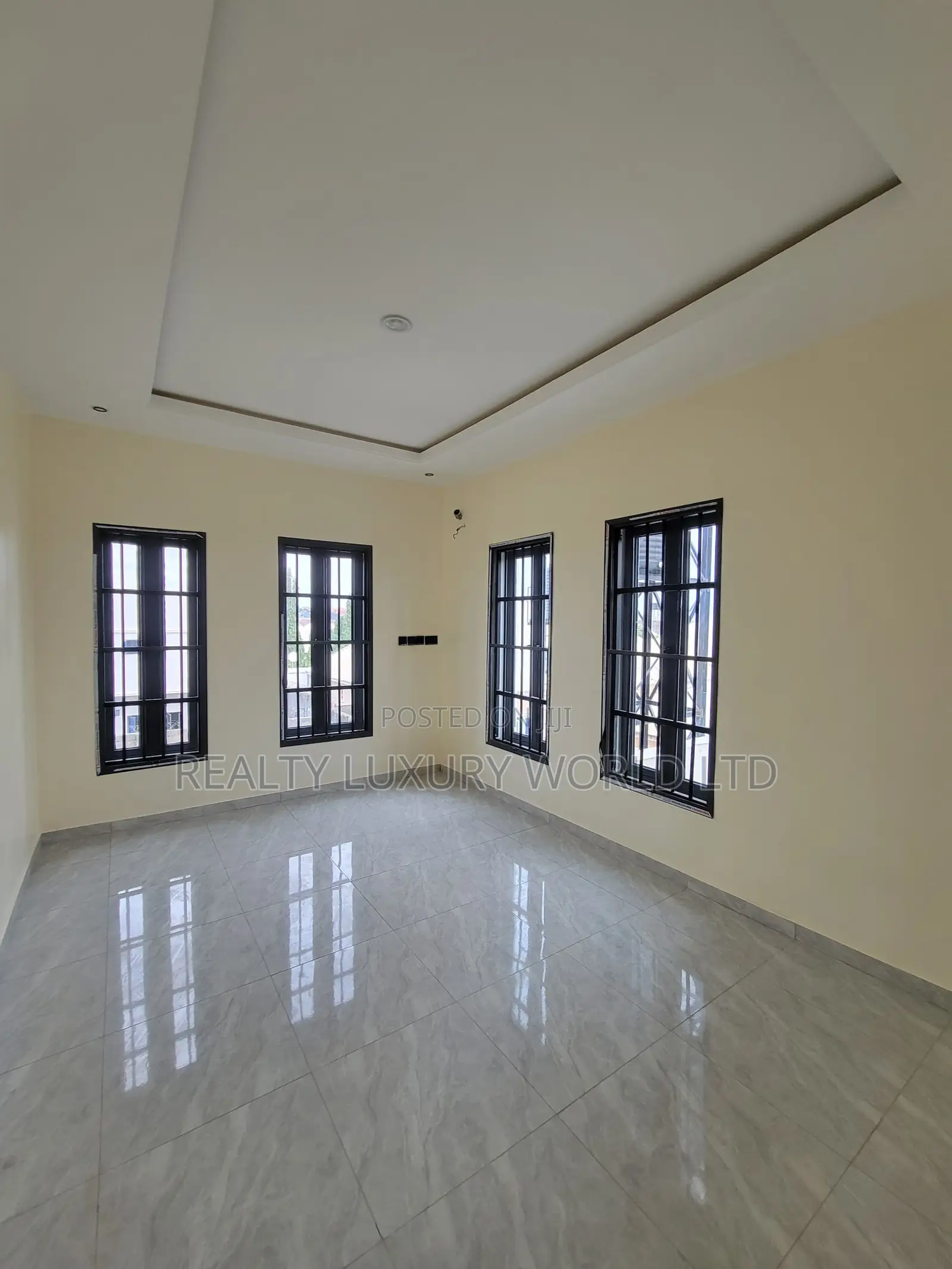 5bdrm Block of Flats in Sabon Lugbe for rent