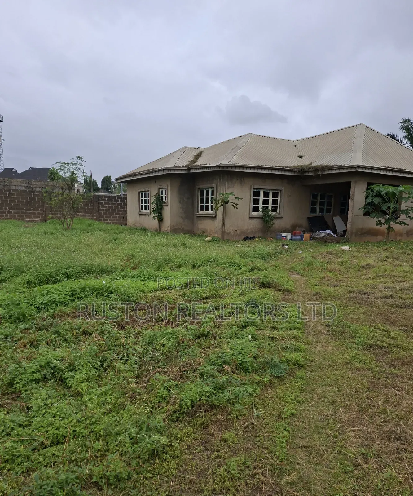 1000sm Land, Fenced and Gated