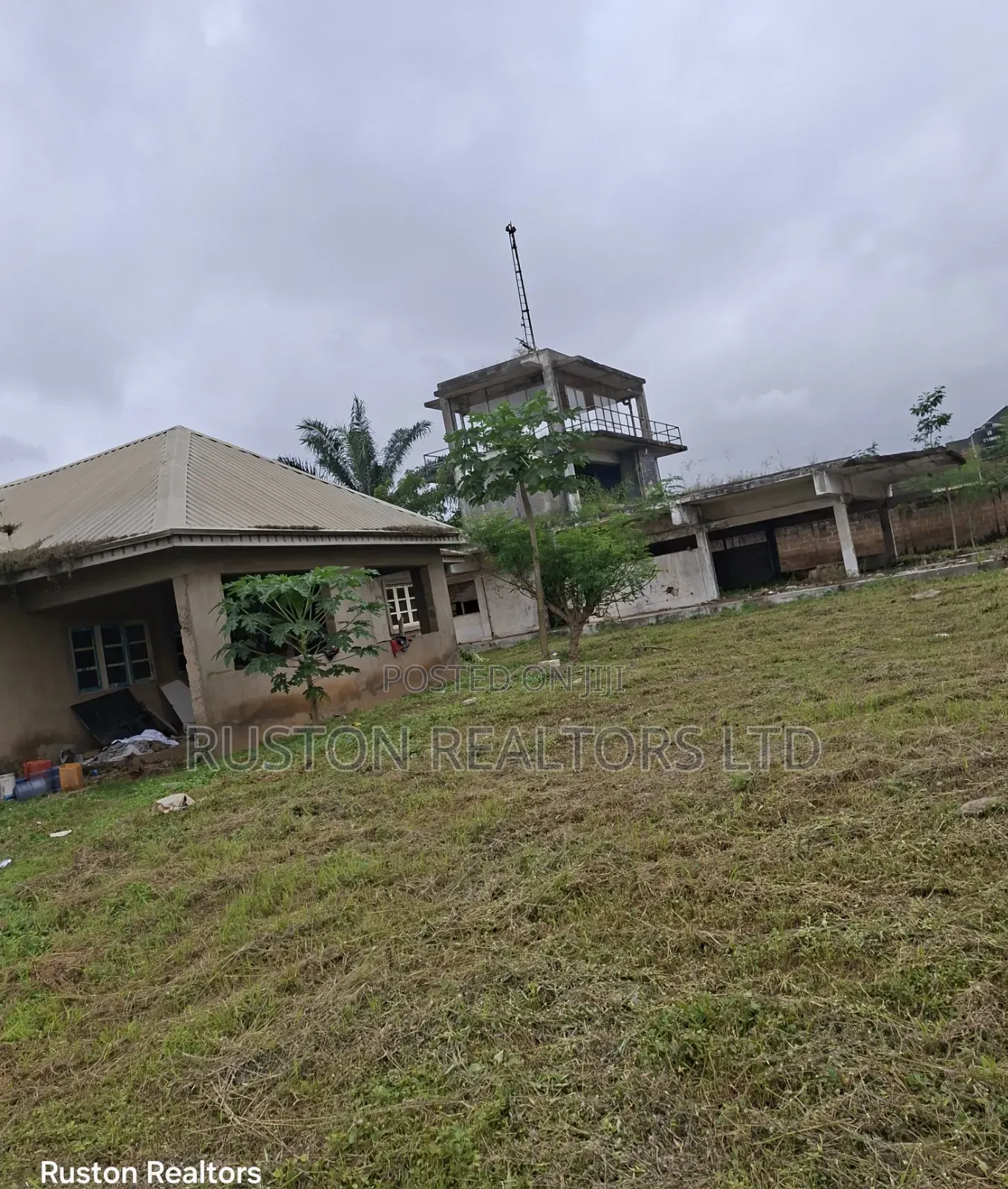 1000sm Land, Fenced and Gated