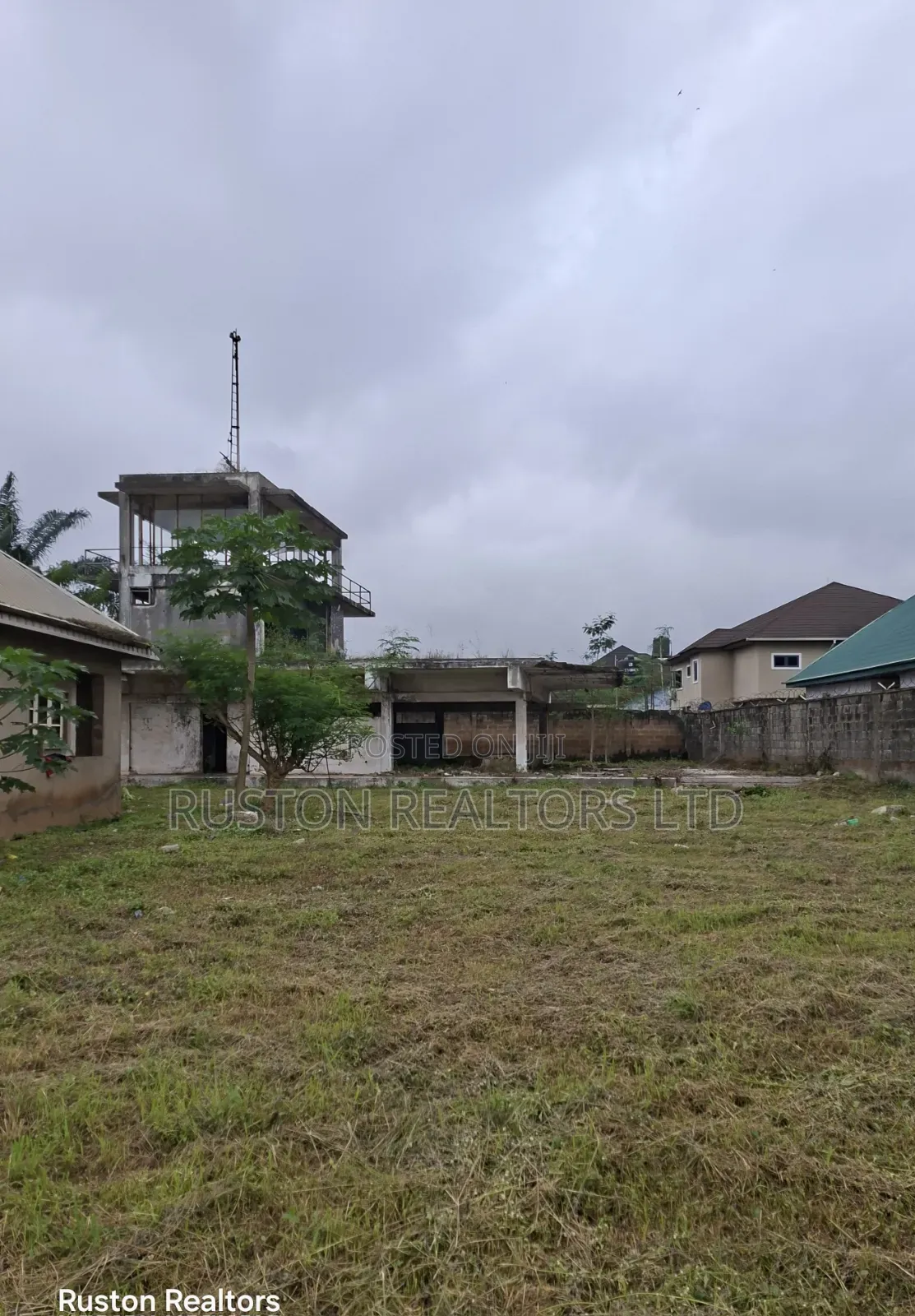 1000sm Land, Fenced and Gated