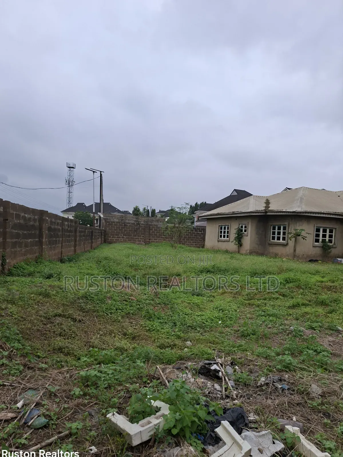 1000sm Land, Fenced and Gated