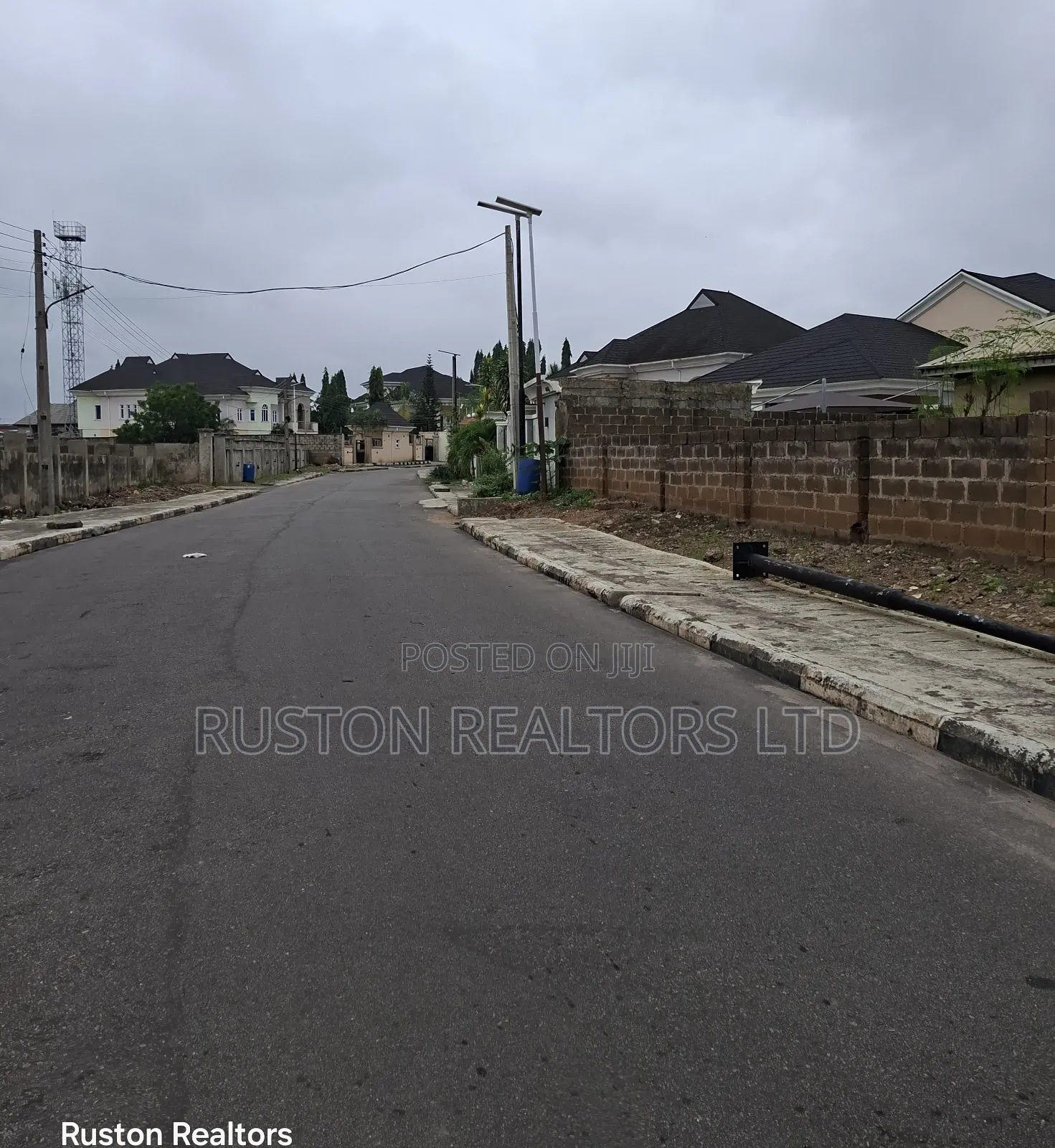1000sm Land, Fenced and Gated