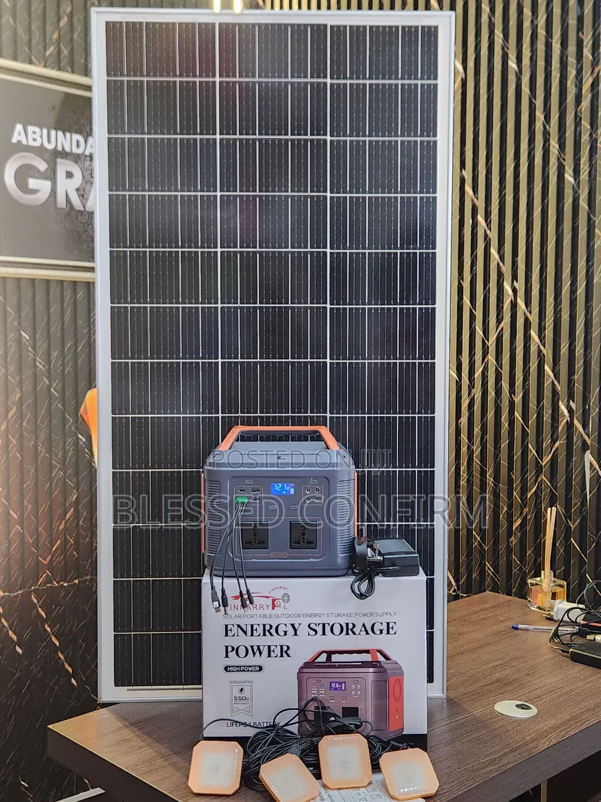 550W Solar Charging Power Station With 150W Panel 4 Bulbs