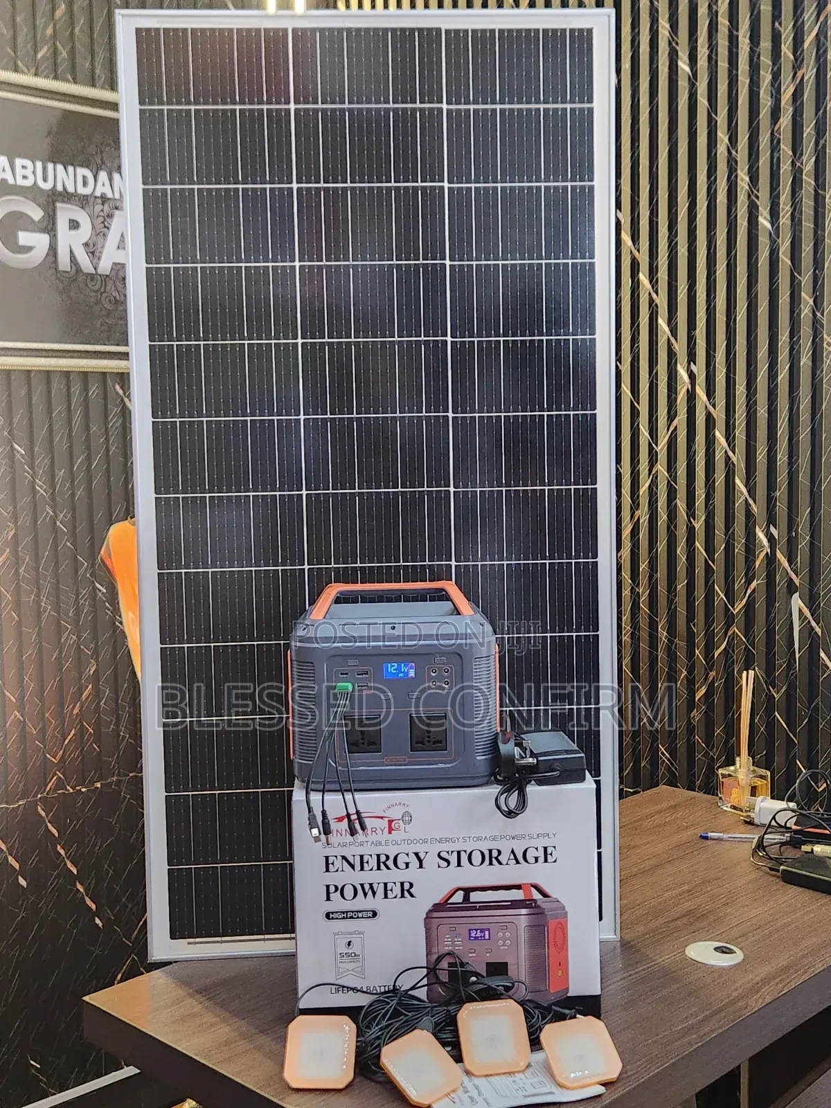 550W Mini Solar Power Station With 150W Solar Panel 4 LED Bulbs