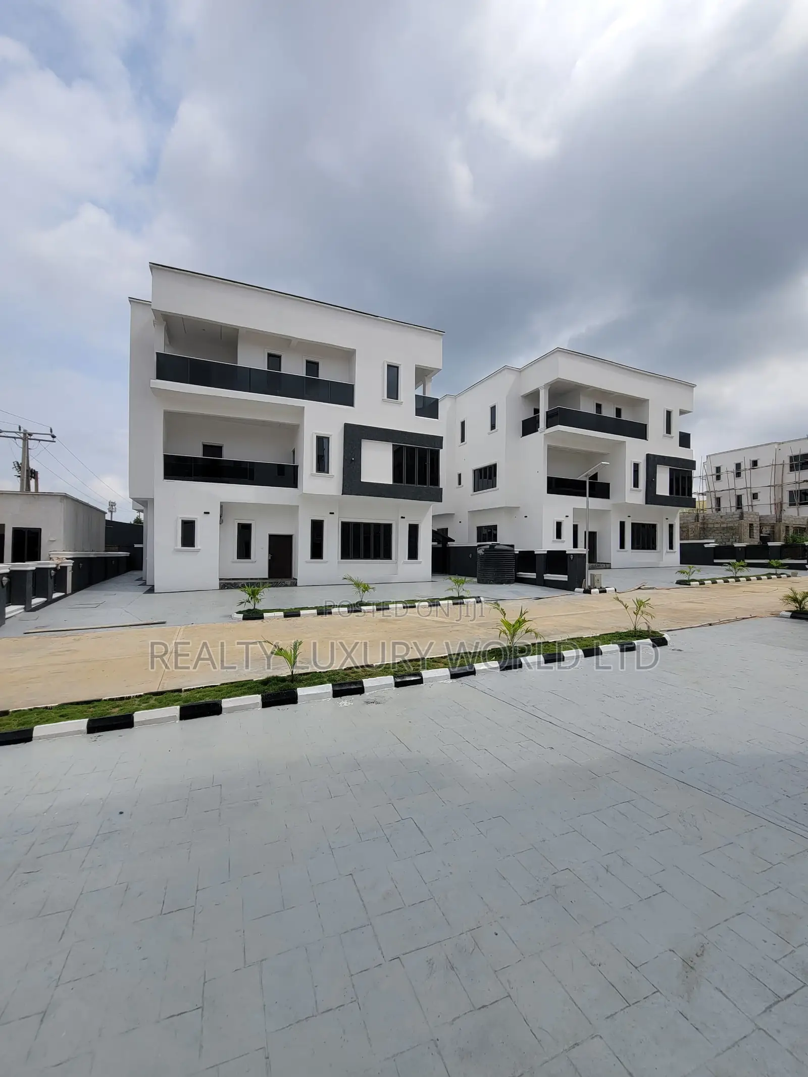 6bdrm Duplex in Kiami for sale