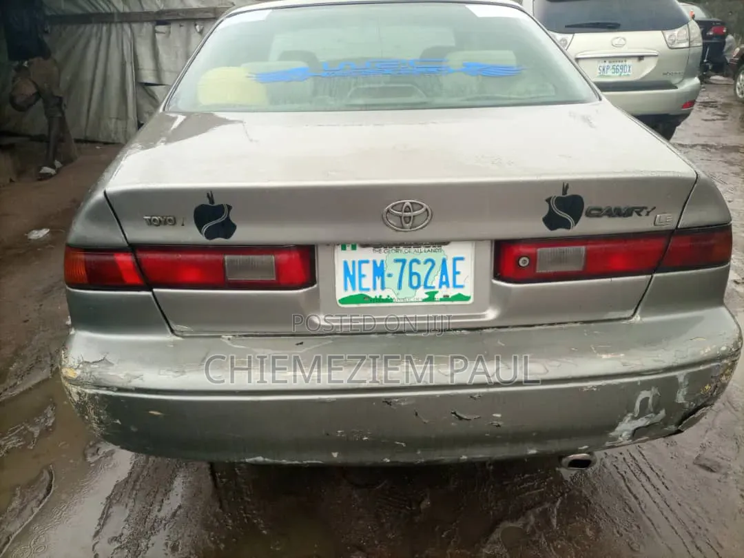 Toyota Camry 2000 Gray
