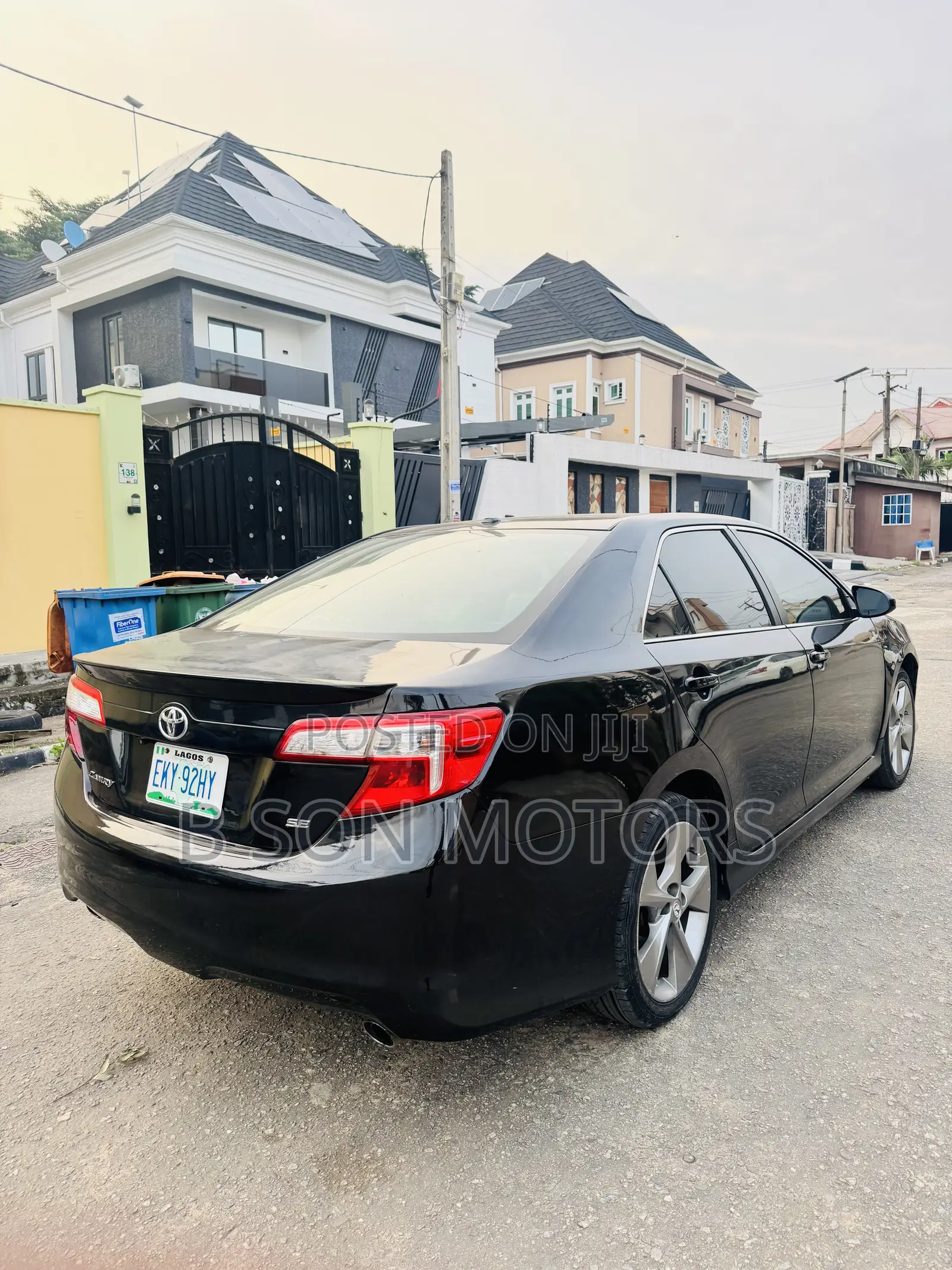 Toyota Camry SE V6 4dr Sedan (3.5L 6cyl 6A) 2012 Black
