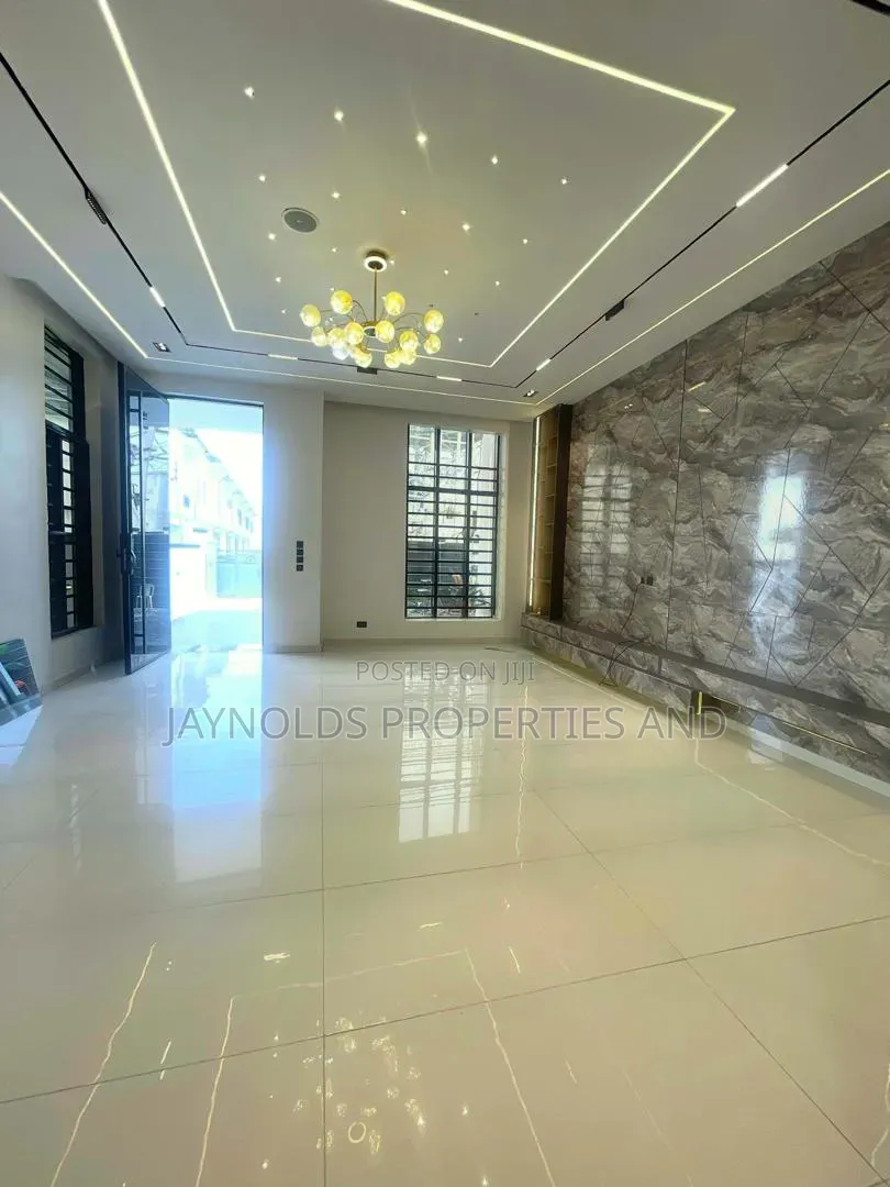 5bdrm Duplex in Ikota for sale