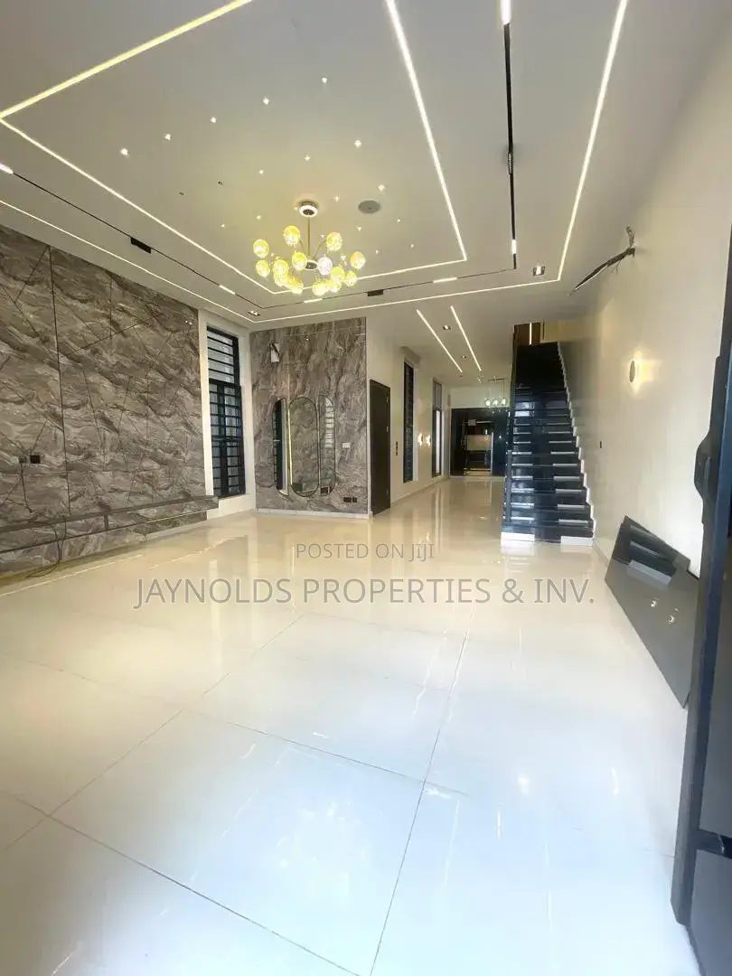 5bdrm Duplex in Ikota for sale
