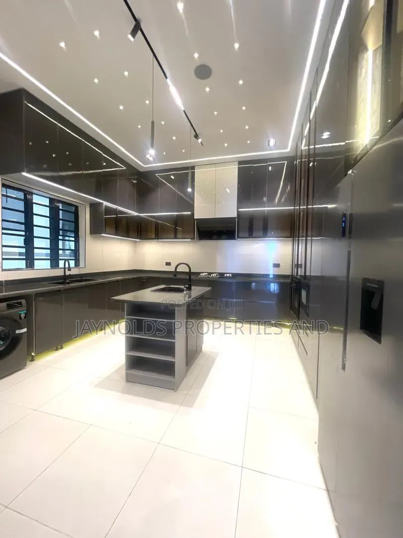 5bdrm Duplex in Ikota for sale