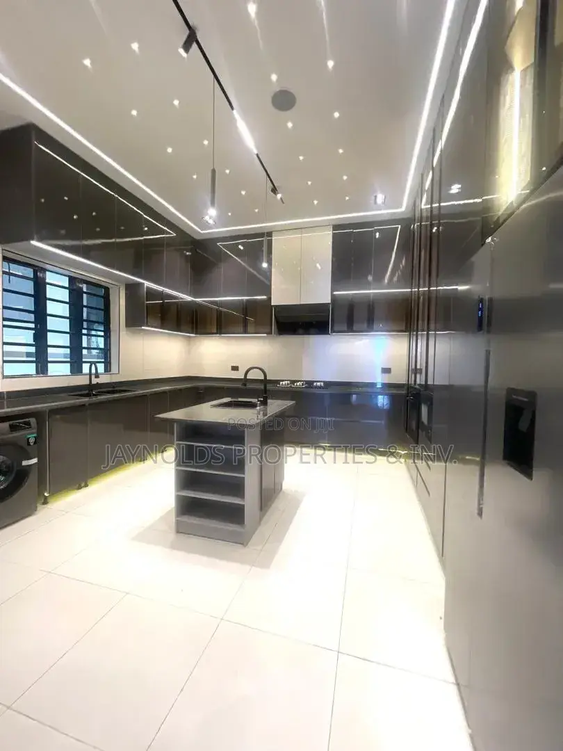 5bdrm Duplex in Ikota for sale