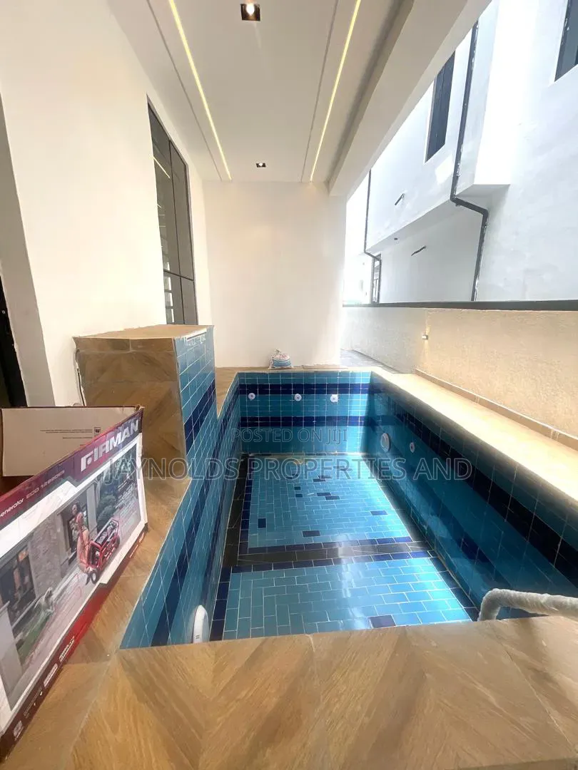 5bdrm Duplex in Ikota for sale