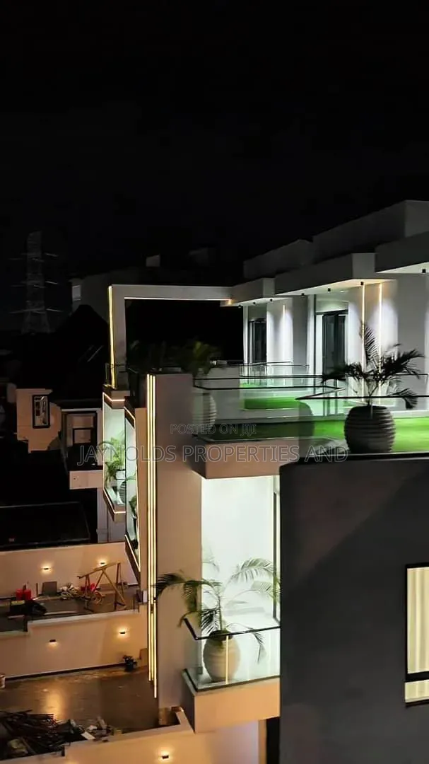5bdrm Duplex in Ikota for sale