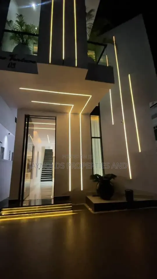 5bdrm Duplex in Ikota for sale