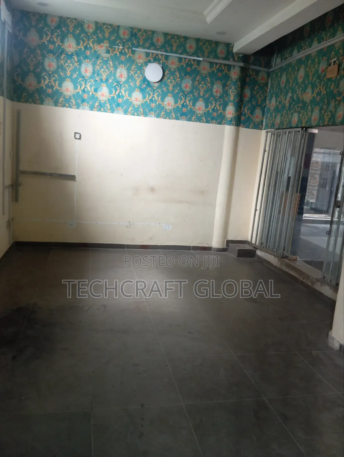 3 in 1 Massive and Spacious Shop Facing the Express to Let