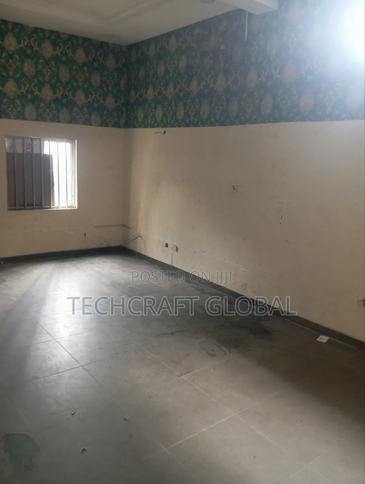 3 in 1 Massive and Spacious Shop Facing the Express to Let