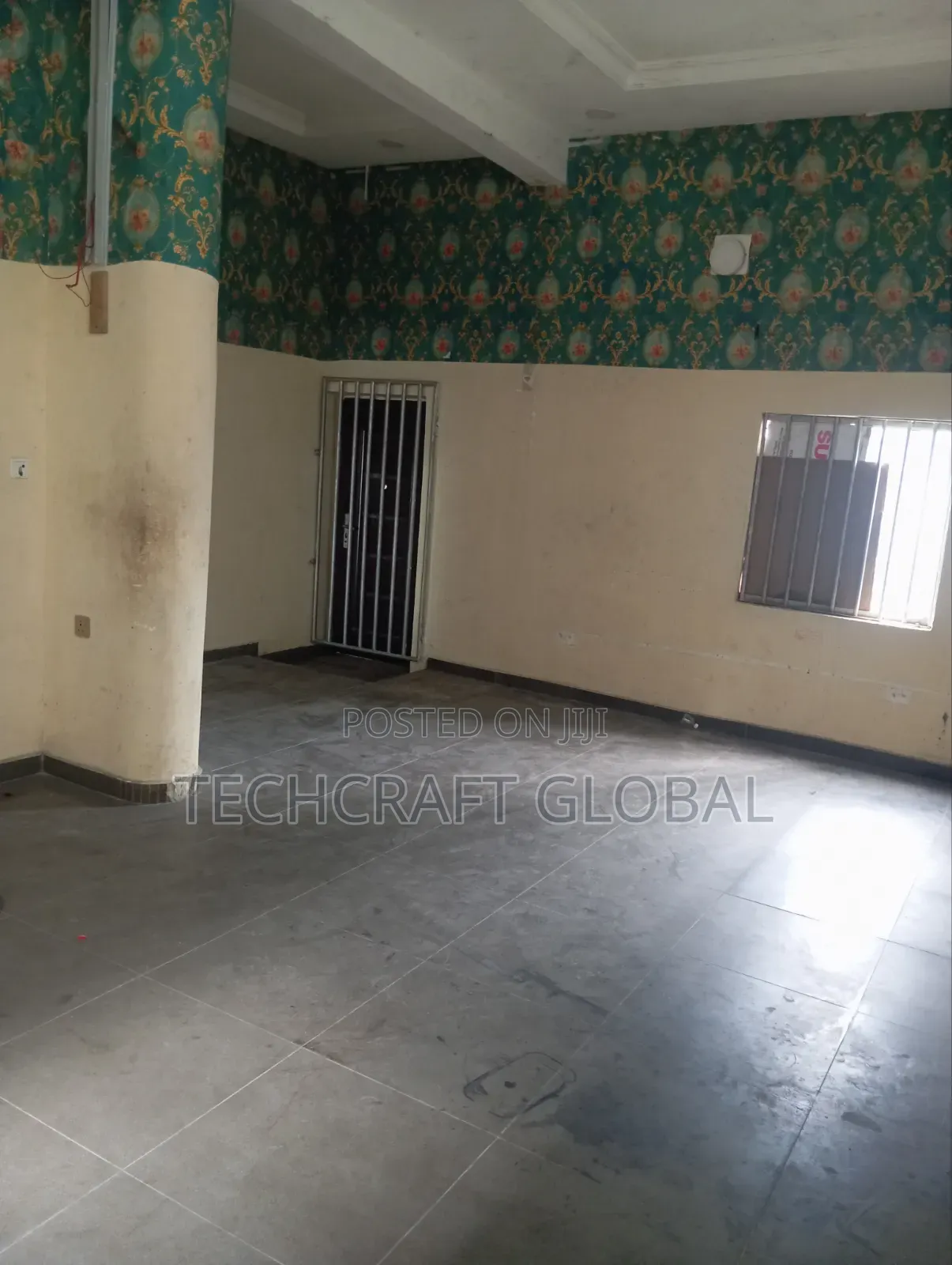 3 in 1 Massive and Spacious Shop Facing the Express to Let