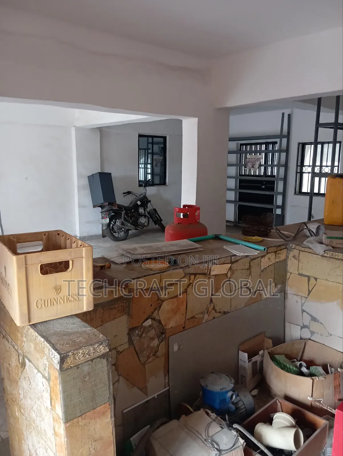 3 in 1 Wide Shop With a Toilet Ensuite Directly Facing the Express