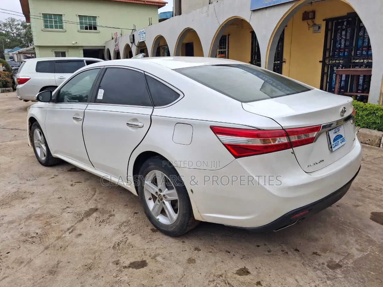 Toyota Avalon XLE Premium Sedan FWD (3.5L 6cyl 6A) 2013 White