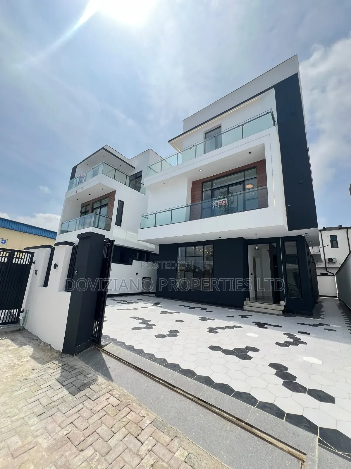 5bdrm Duplex in Chevron for sale