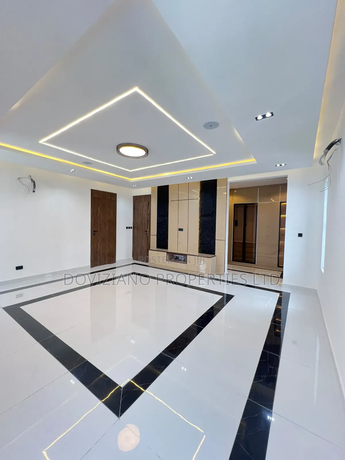 5bdrm Duplex in Chevron for sale