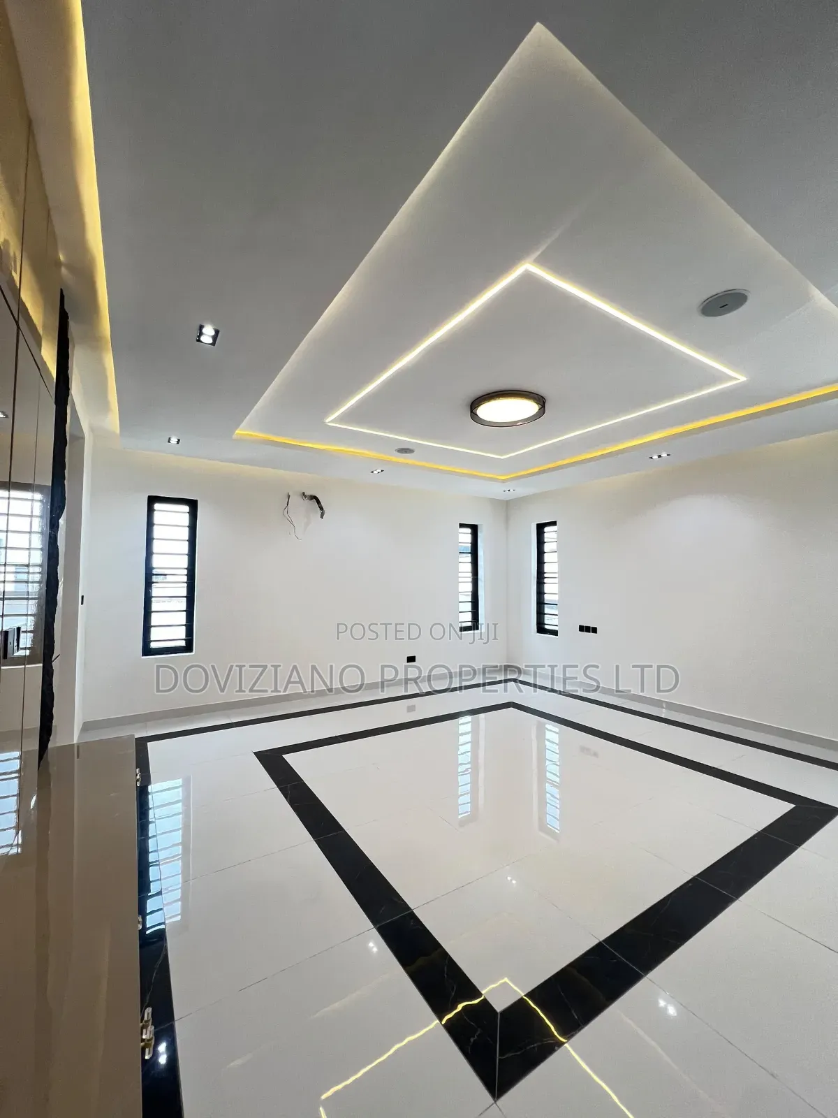 5bdrm Duplex in Chevron for sale