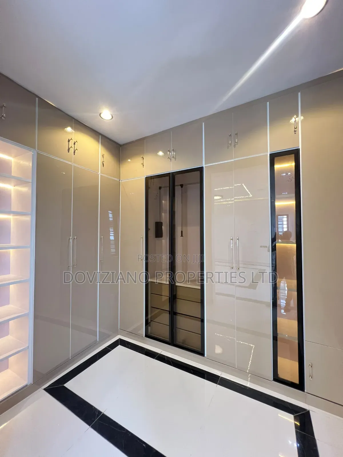 5bdrm Duplex in Chevron for sale
