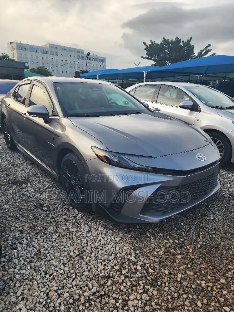 Toyota Camry SE 2025 Gray