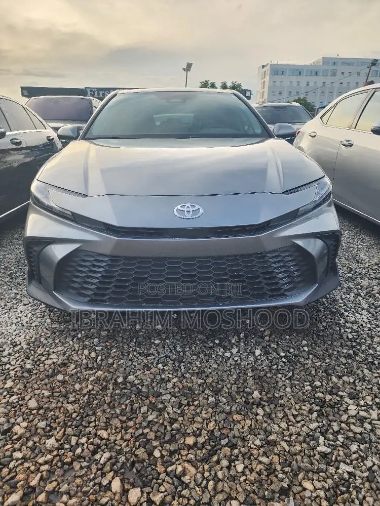 Toyota Camry SE 2025 Gray