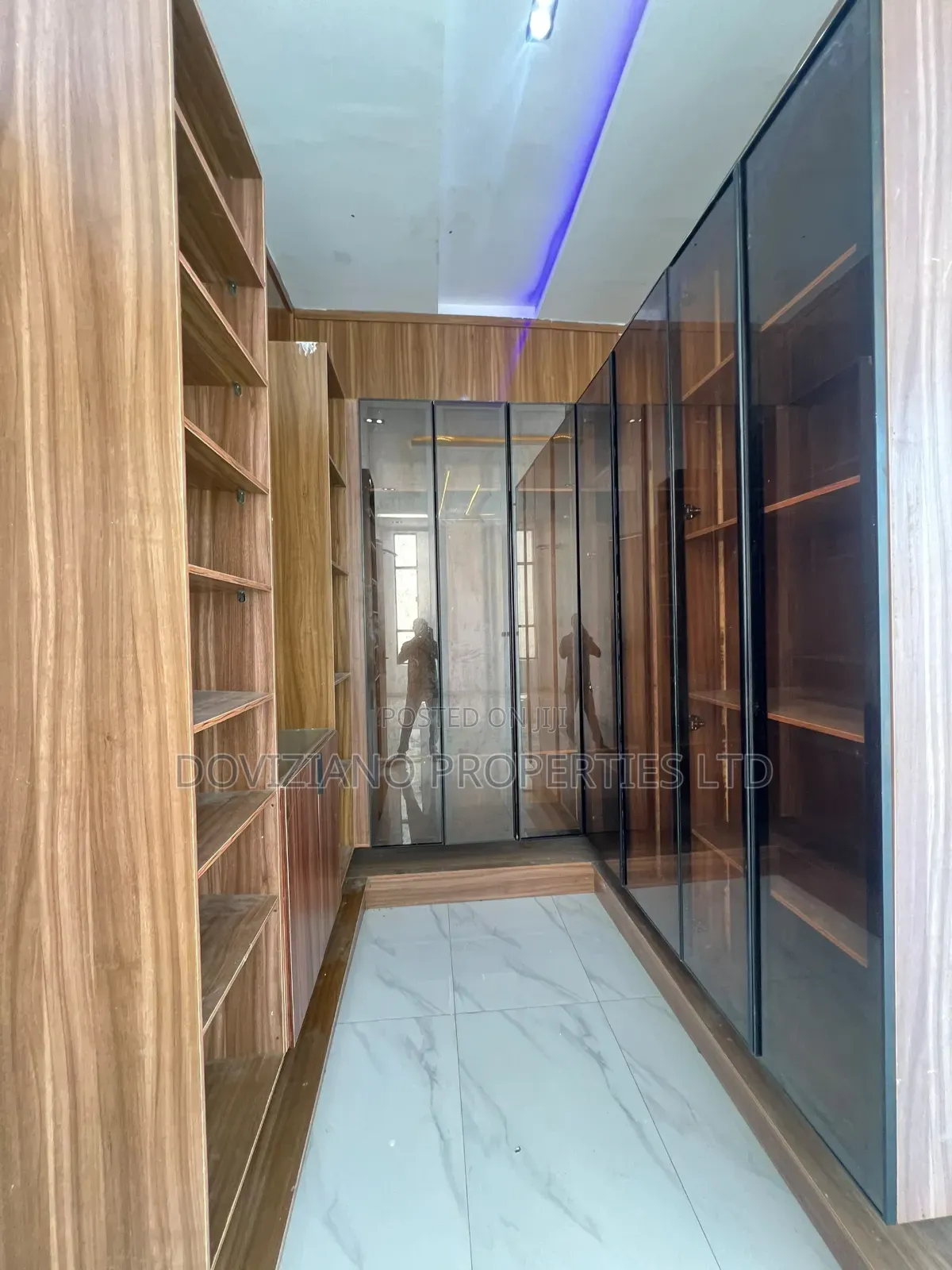 5bdrm Duplex in Chevron for sale
