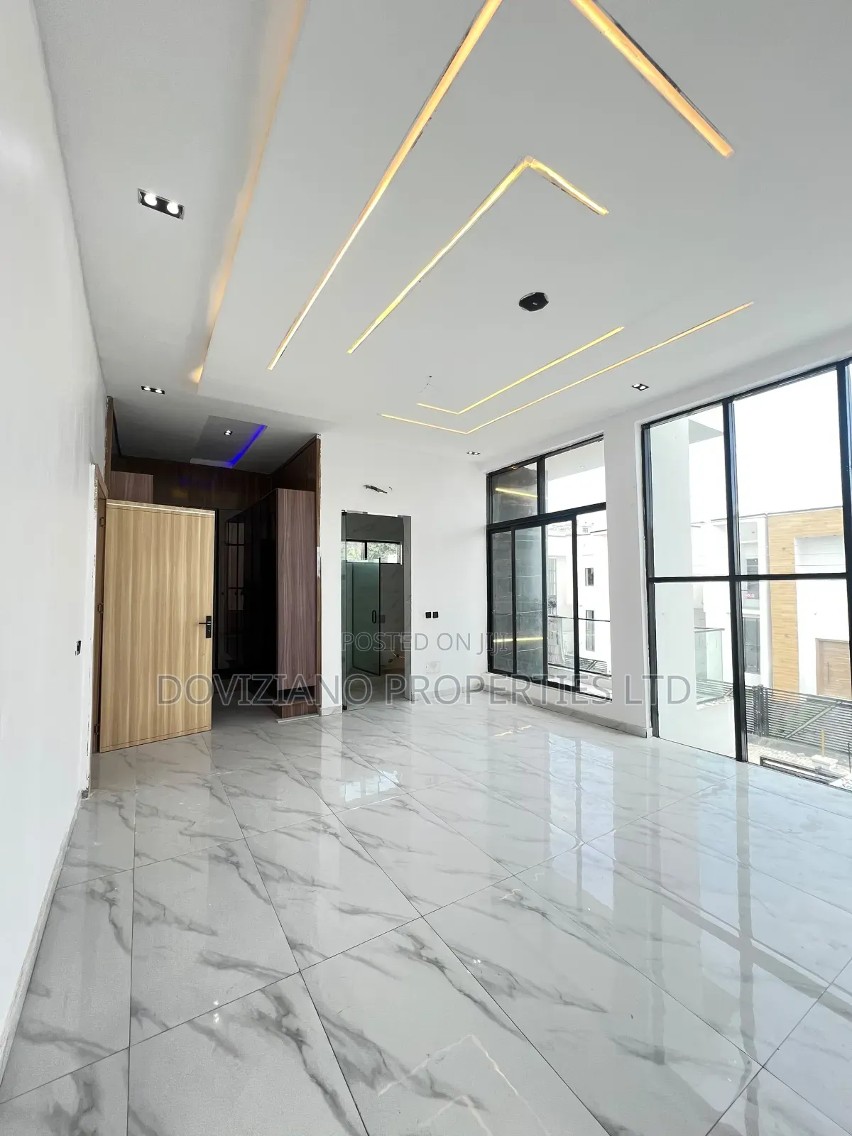 5bdrm Duplex in Chevron for sale