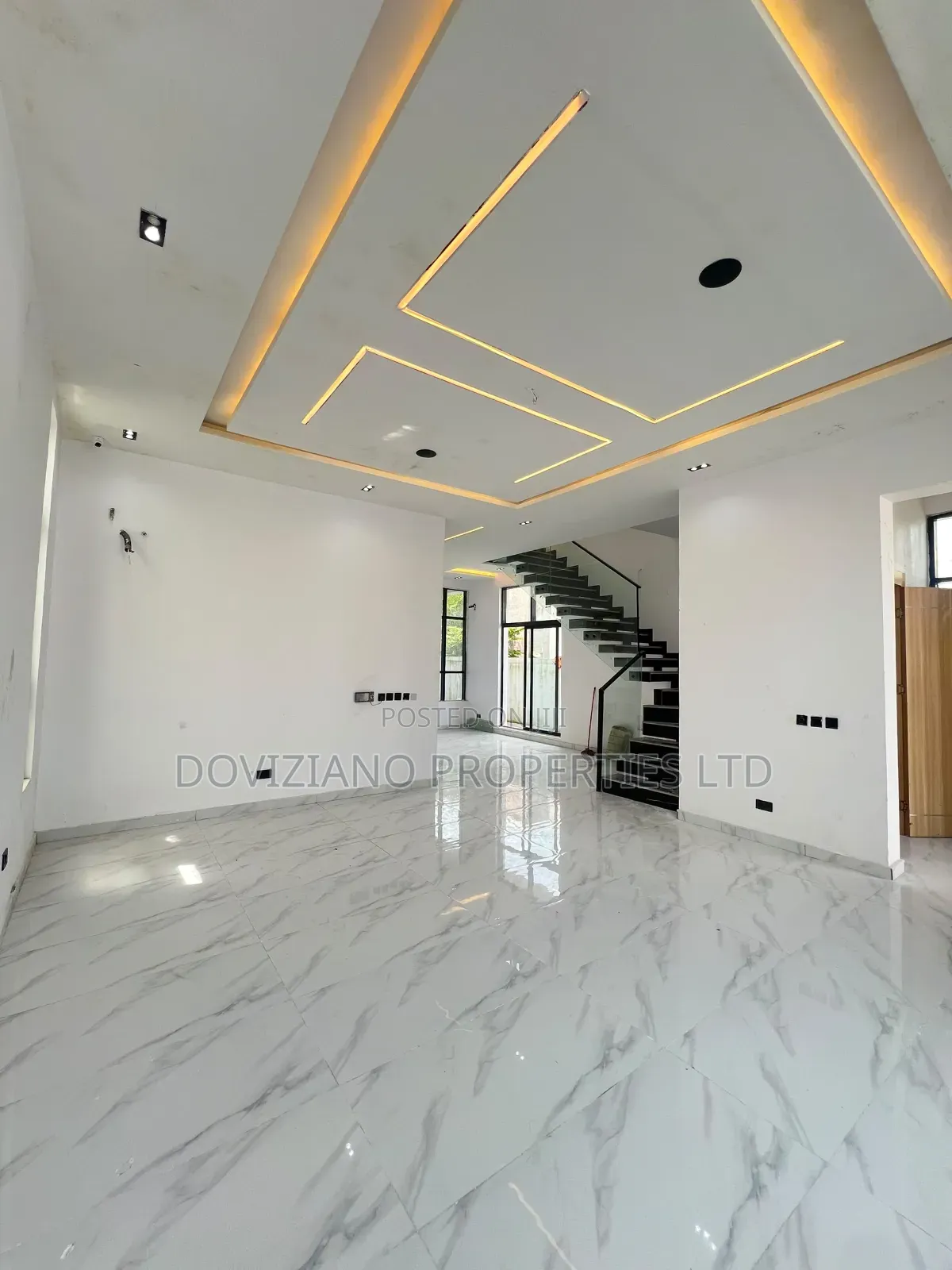 5bdrm Duplex in Chevron for sale