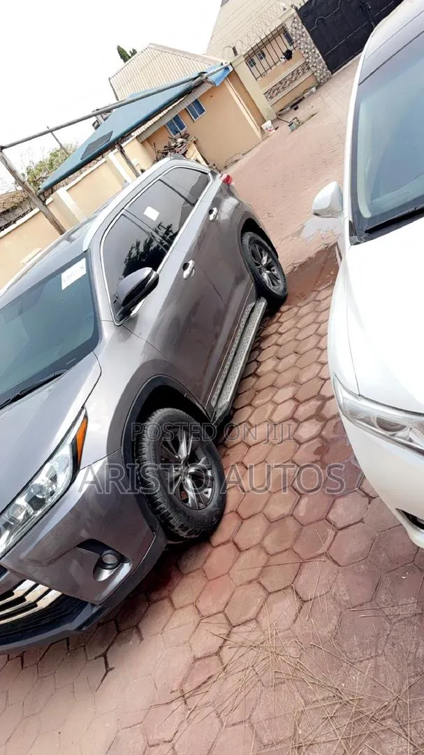 Toyota Highlander XLE 4dr SUV (3.5L 6cyl 6A) 2014 Brown