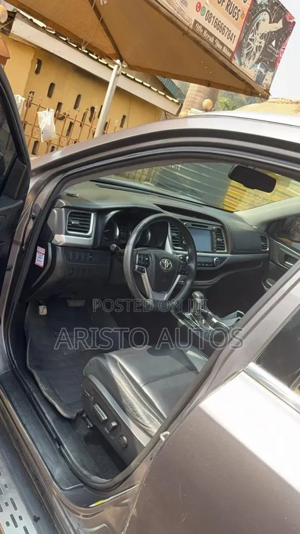 Toyota Highlander XLE 4dr SUV (3.5L 6cyl 6A) 2014 Brown