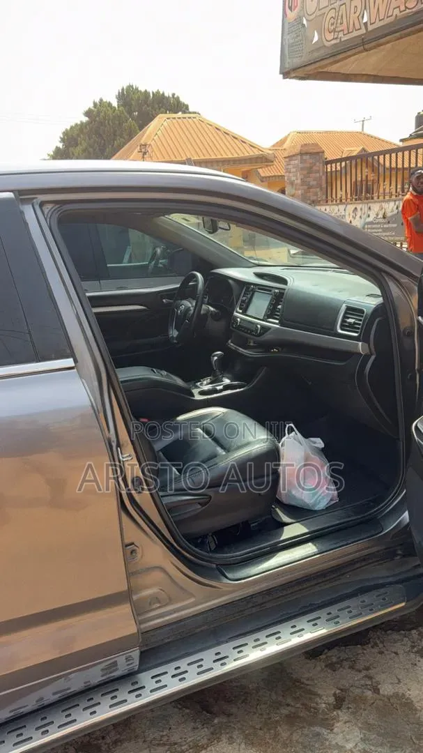 Toyota Highlander XLE 4dr SUV (3.5L 6cyl 6A) 2014 Brown