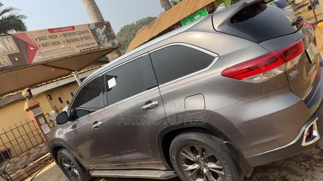 Toyota Highlander XLE 4dr SUV (3.5L 6cyl 6A) 2014 Brown