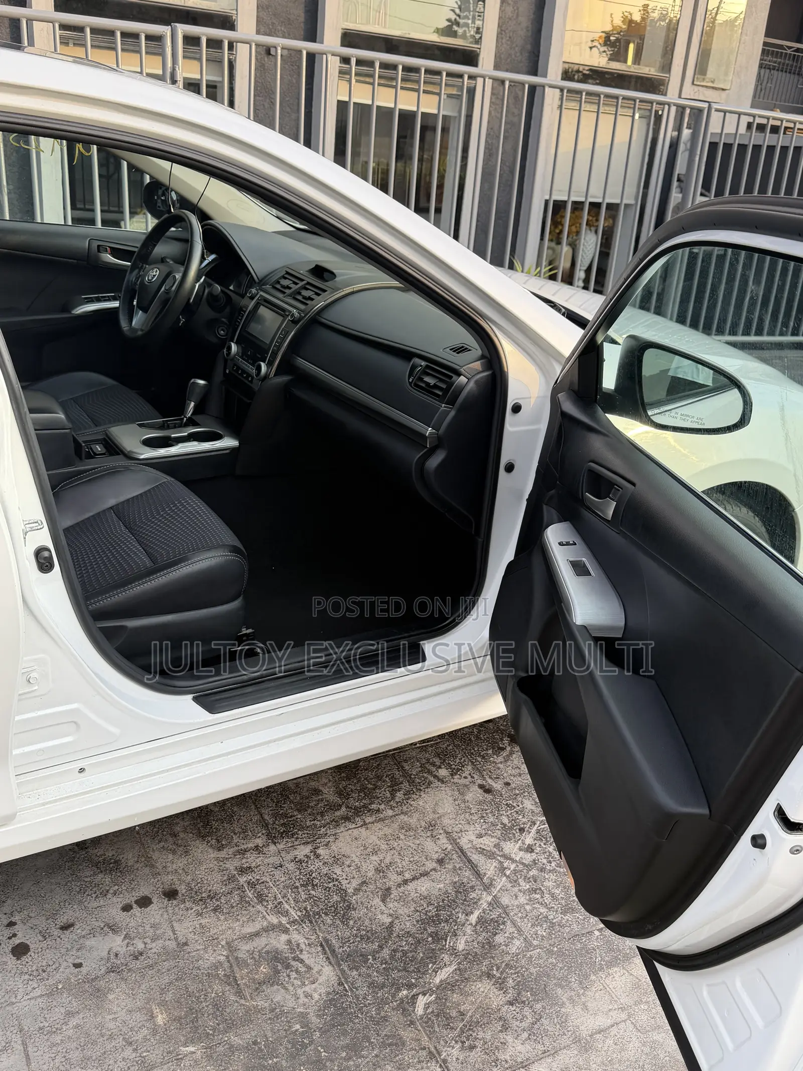 Toyota Camry SE 4dr Sedan (2.5L 4cyl 6A) 2013 White