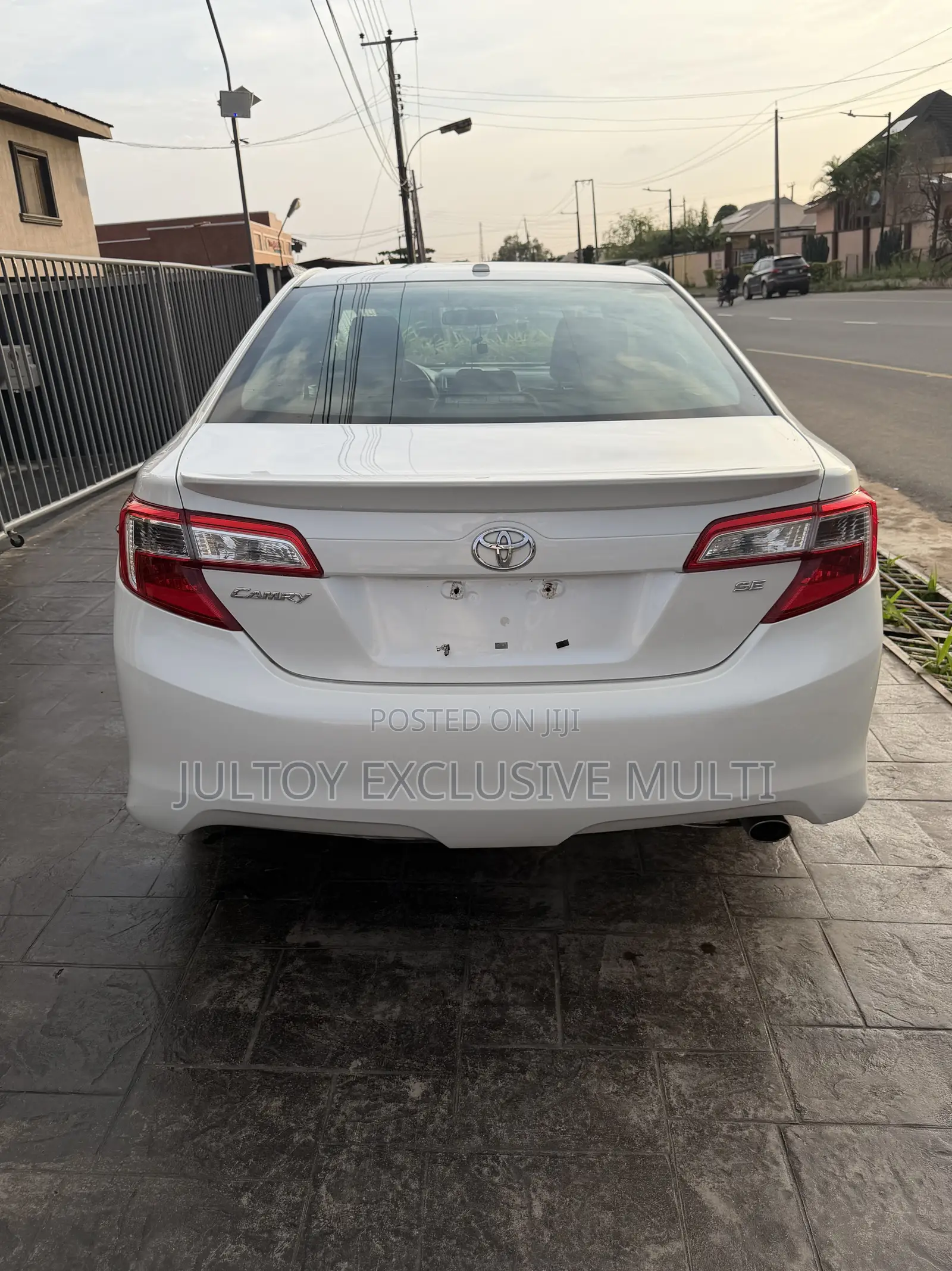 Toyota Camry SE 4dr Sedan (2.5L 4cyl 6A) 2013 White