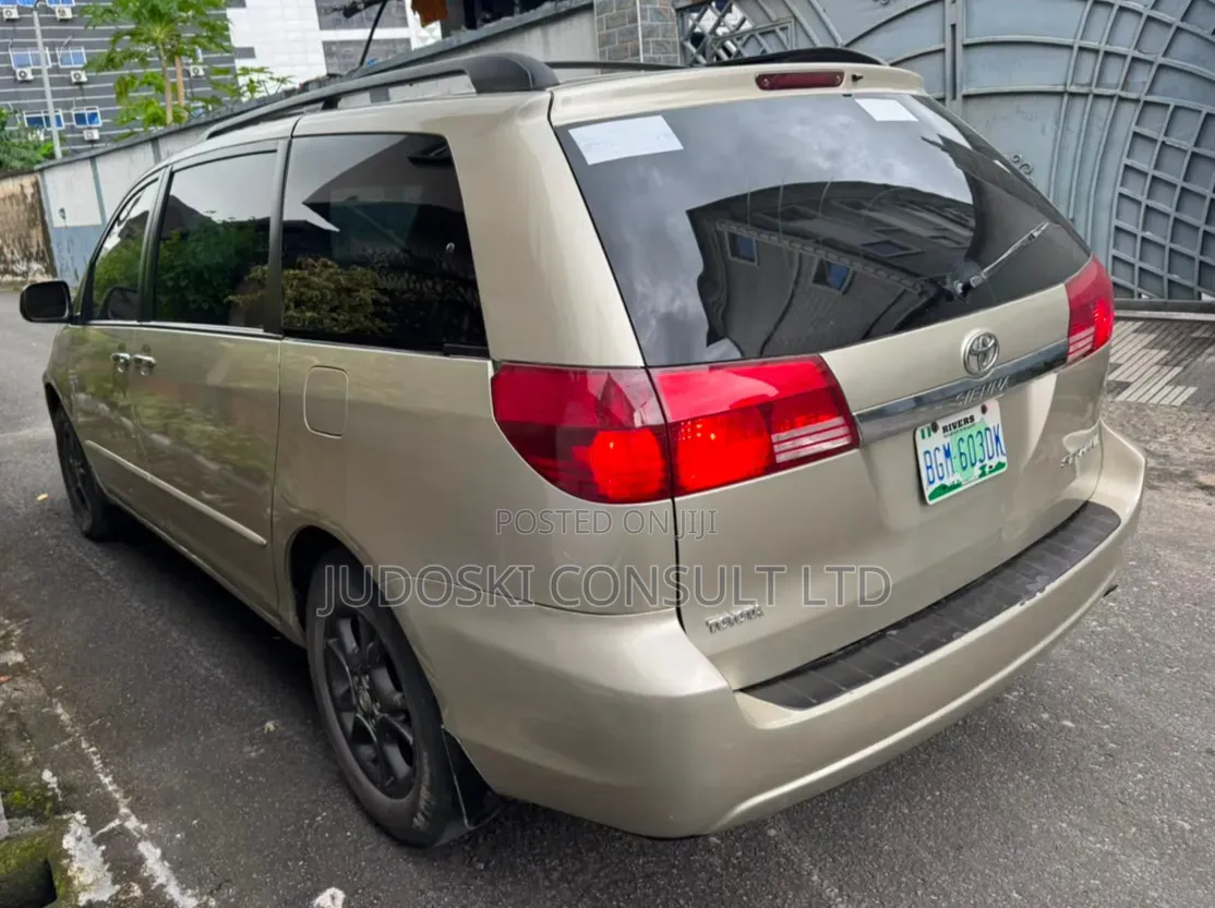 Toyota Sienna 2006 Gold