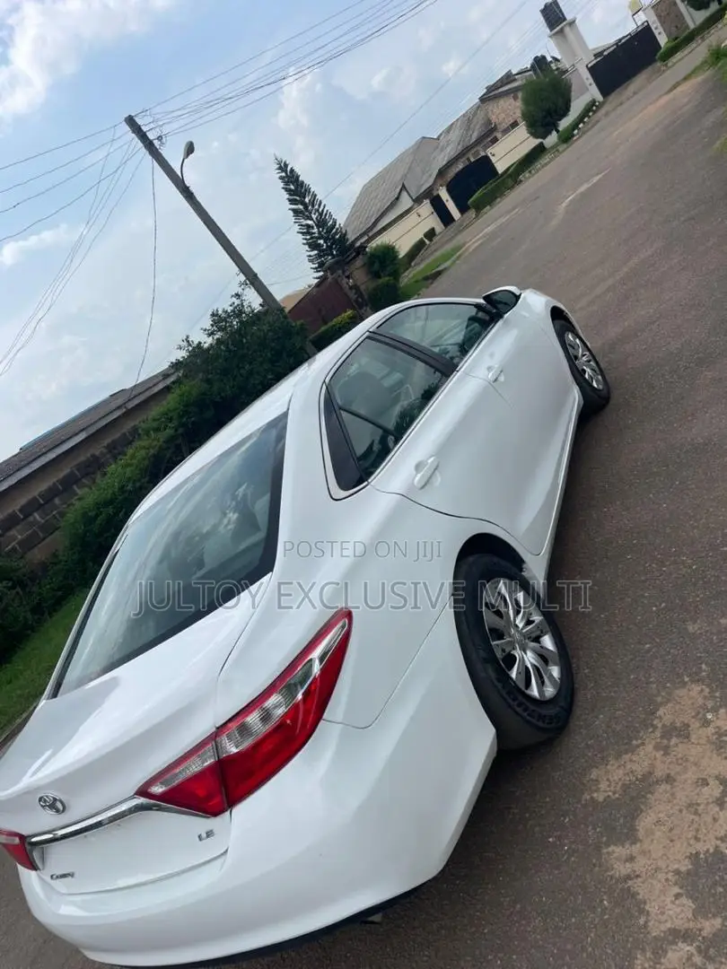 Toyota Camry LE 4dr Sedan (2.5L 4cyl 6A) 2015 White